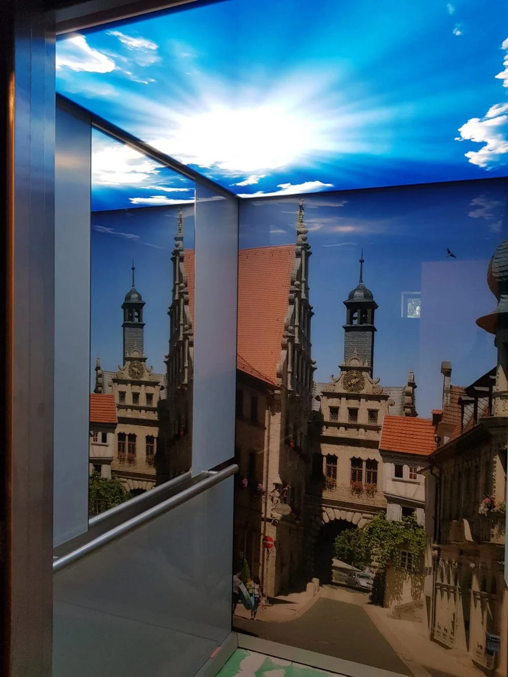 Kabinenauskleidung-bedrucktes-Glas-und-bedruckte-Glasflächenleuchte-(Himmel)